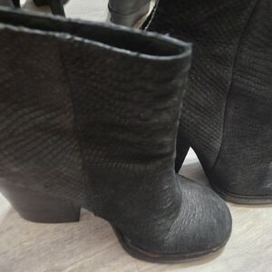 Chic Black Textured Ankle Boots